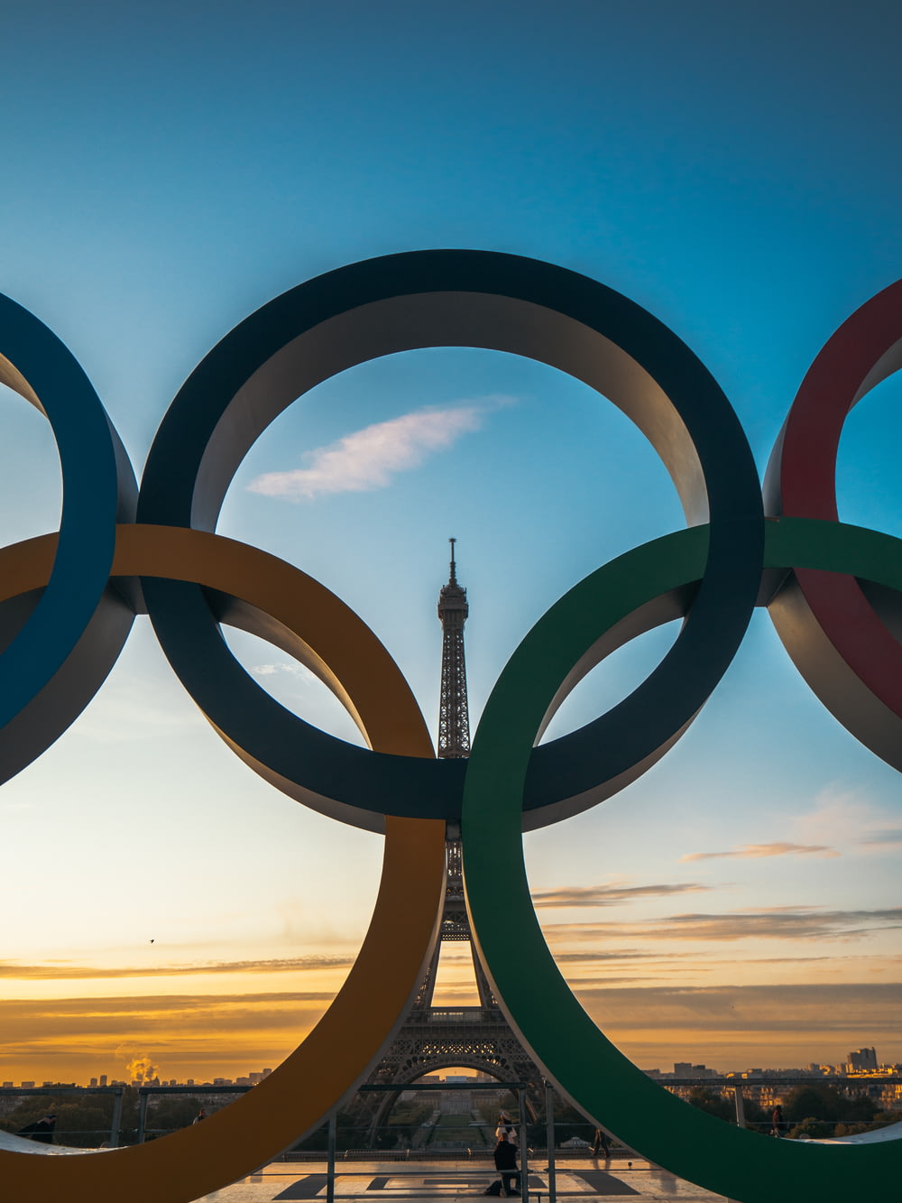 Os anéis olímpicos em frente à Torre Eiffel