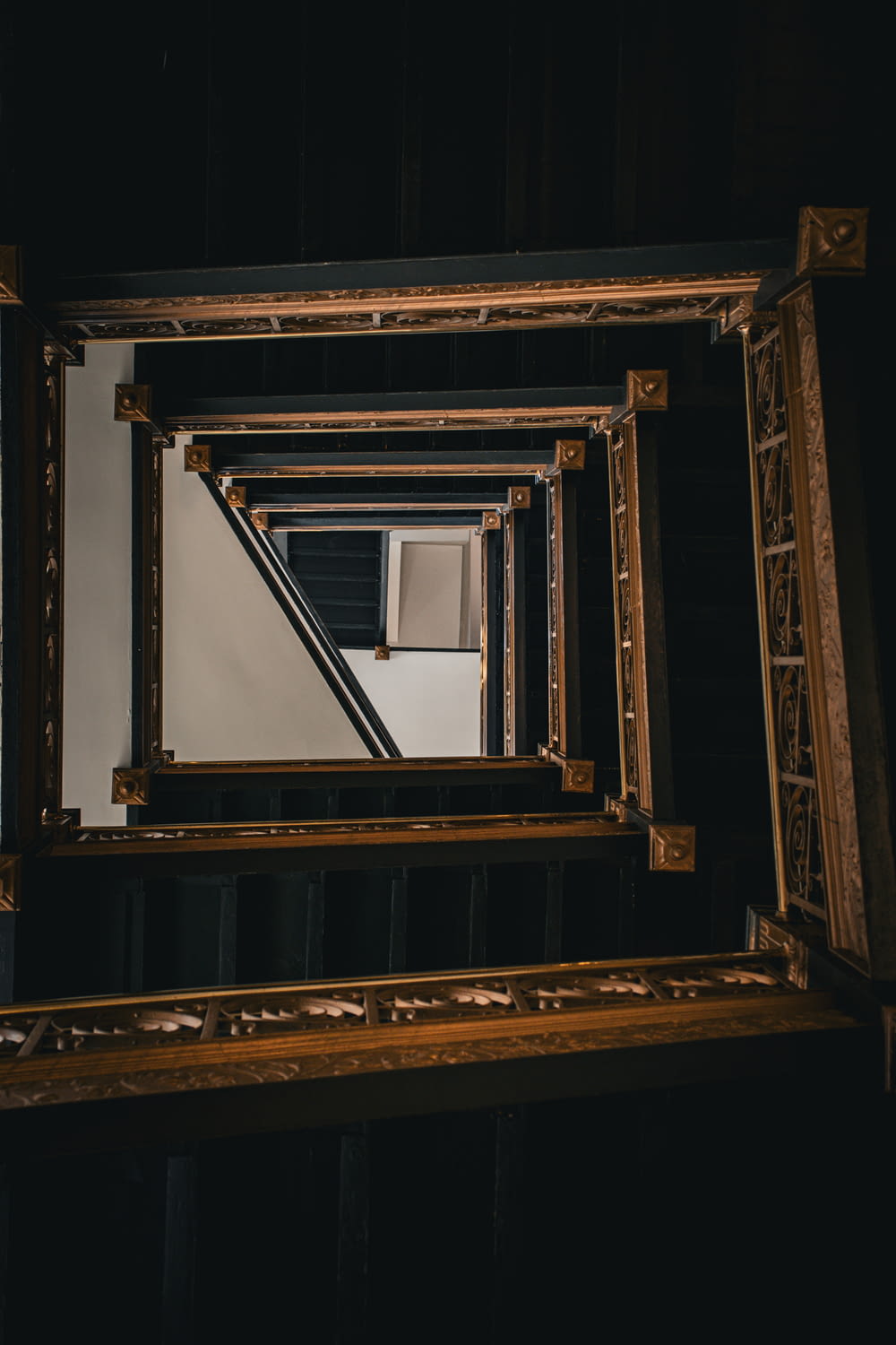 a picture of a mirror in a dark room
