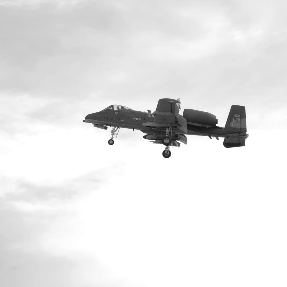 Un avion de chasse volant dans un ciel nuageux