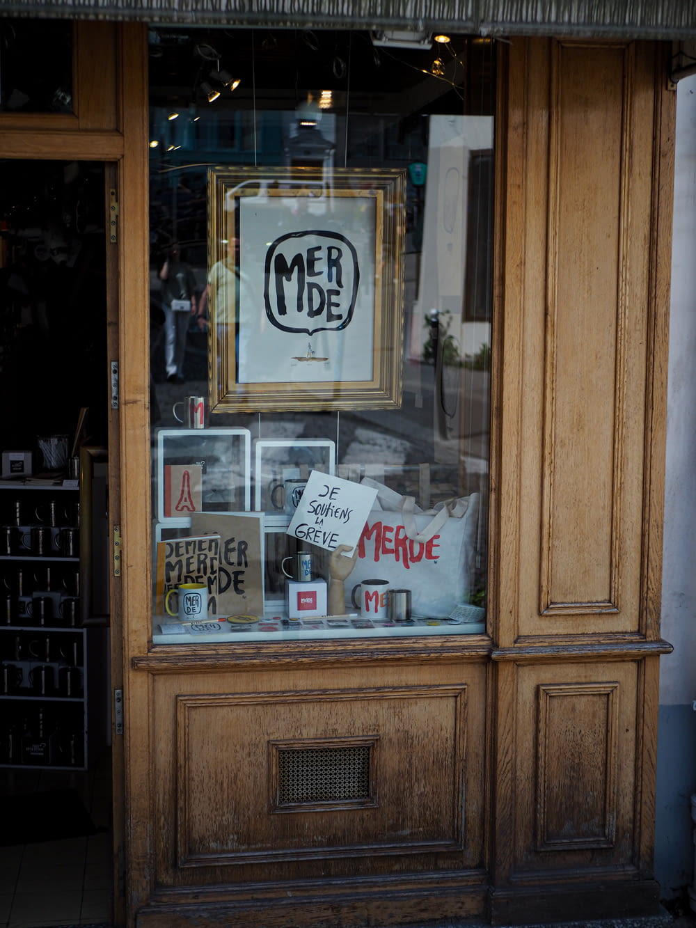 eine Ladenfront mit einem Schild im Schaufenster