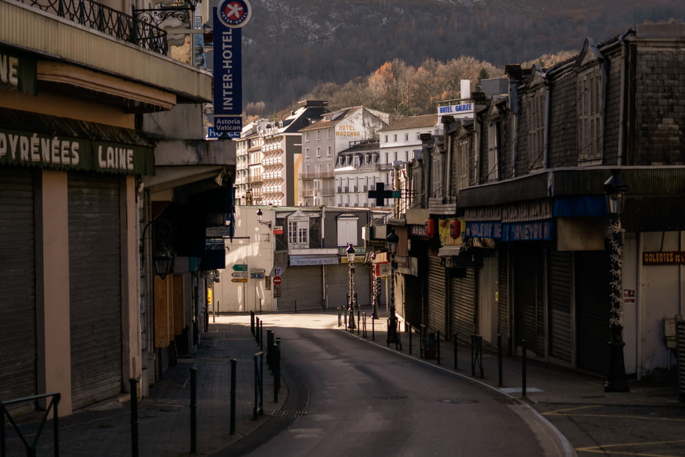 uma rua da cidade com uma montanha ao fundo
