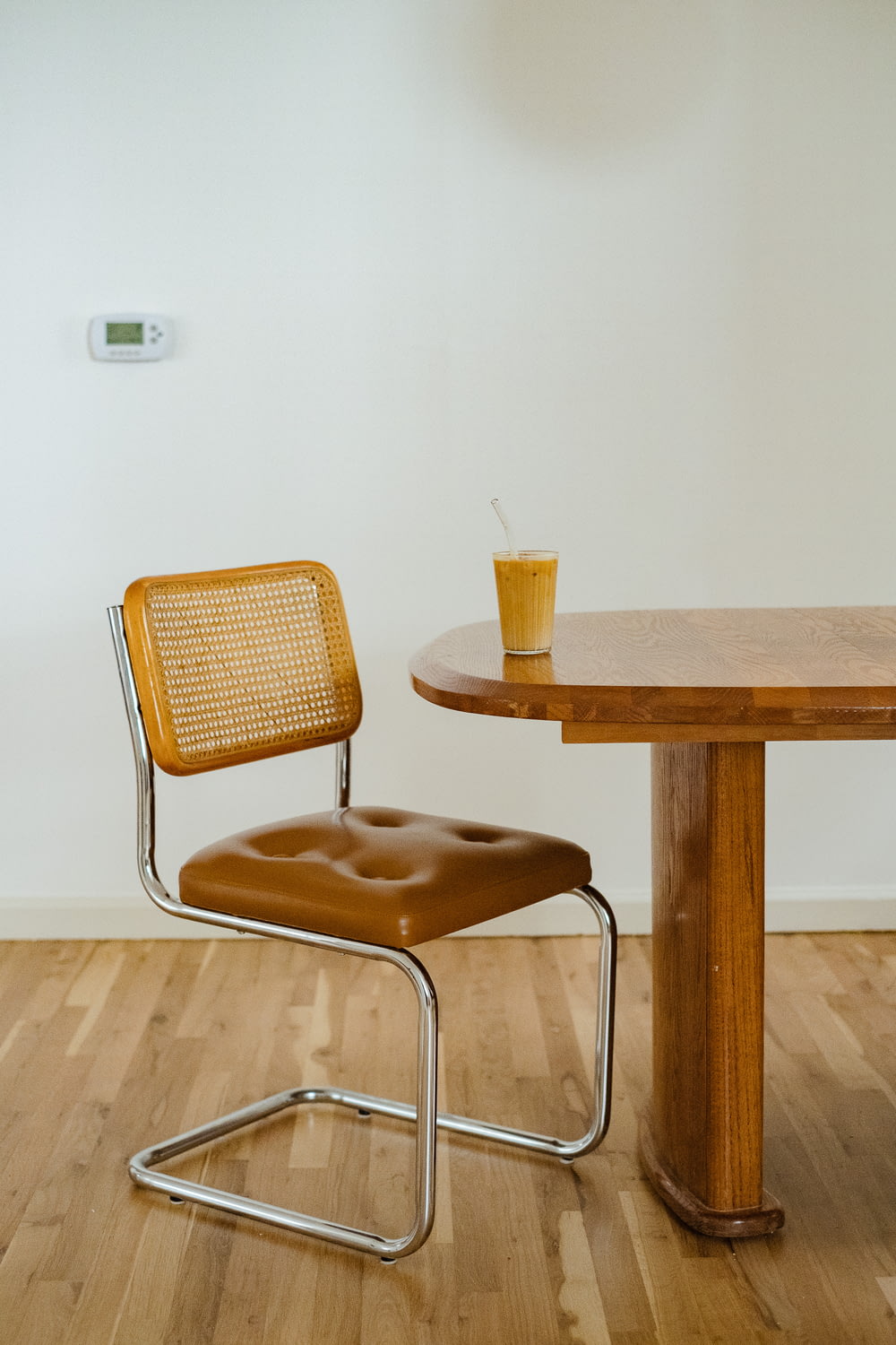 部屋の椅子とテーブル