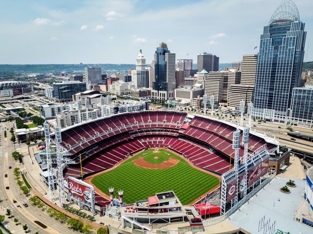 Vue aérienne d’un stade de baseball dans une ville