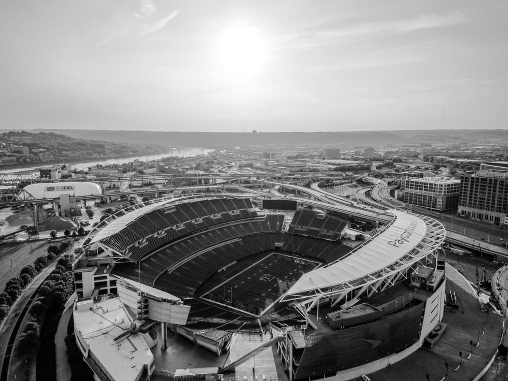 Una veduta aerea di uno stadio di calcio in bianco e nero