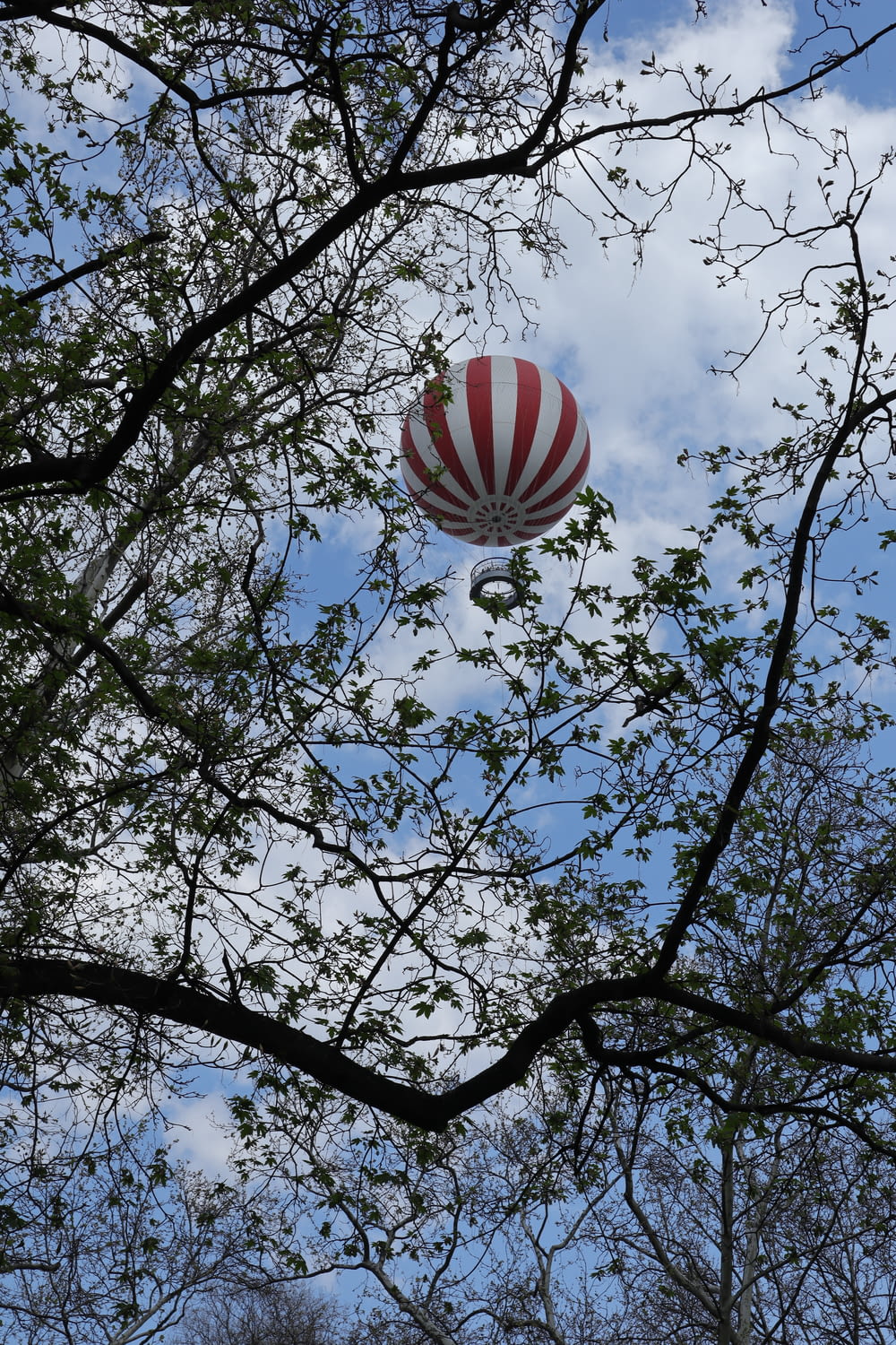 um balão de ar quente vermelho e branco no céu