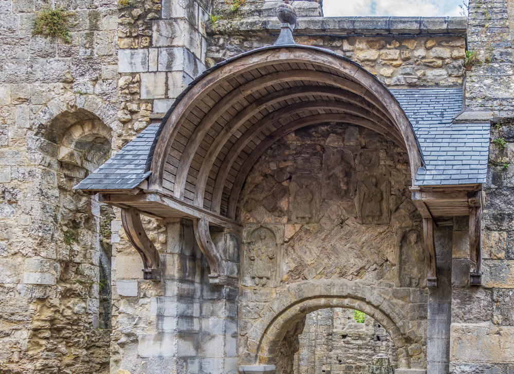 an old stone building with a stone archway