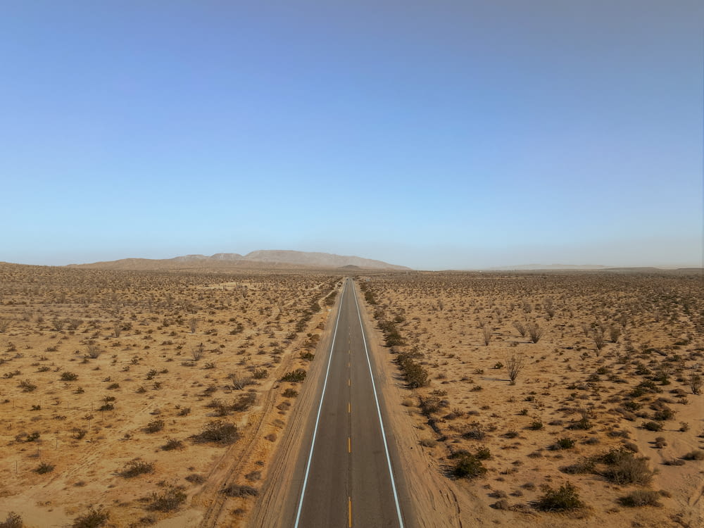 Una veduta aerea di una strada in mezzo al deserto