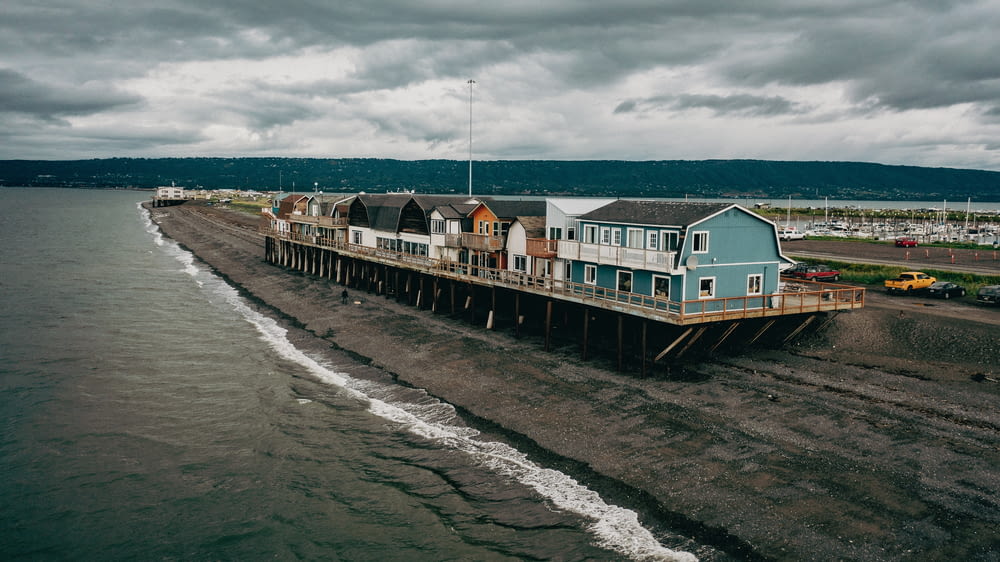 ein Pier mit Häusern darauf an einem bewölkten Tag