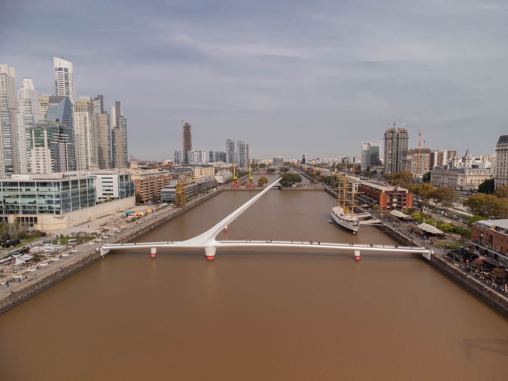 une vue aérienne d’une rivière avec un pont au milieu