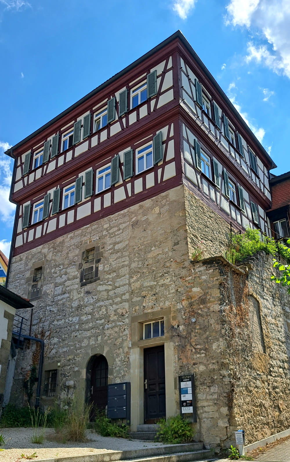 an old building with a lot of windows