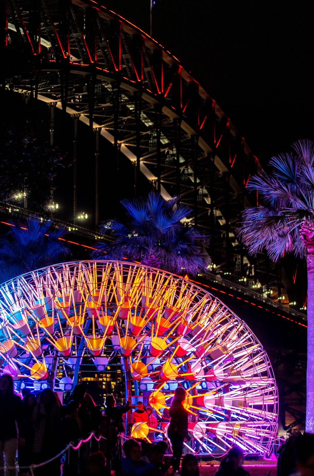 una grande ruota panoramica illuminata di notte