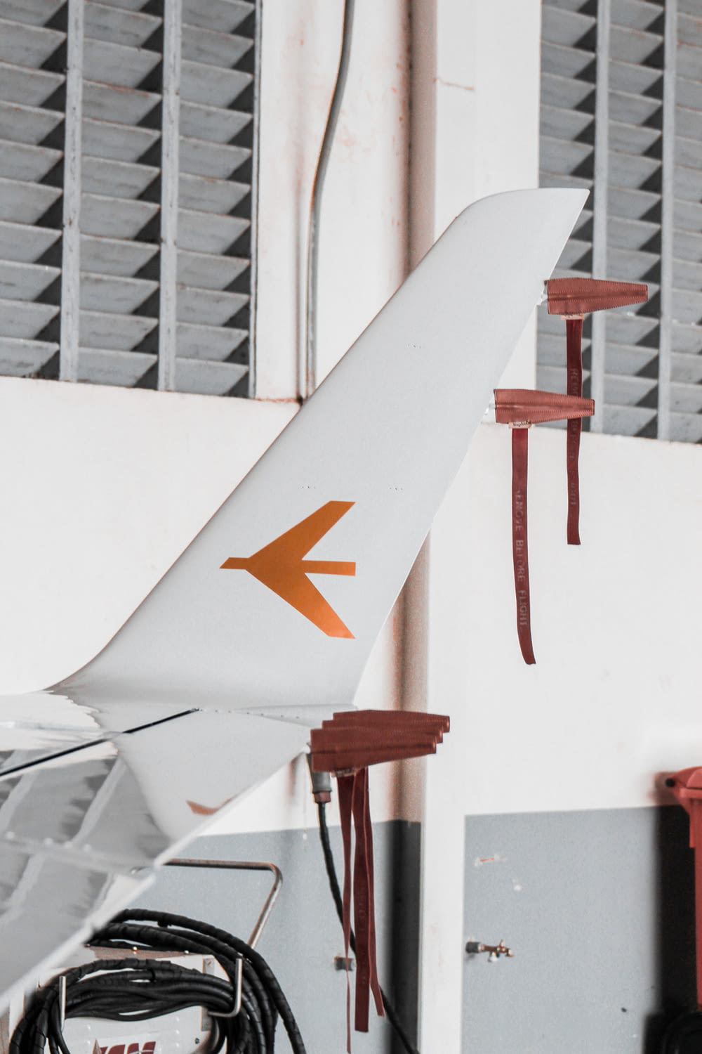 オレンジ色の矢印が描かれた白い飛行機