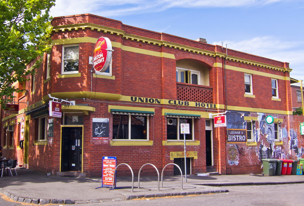 Un edificio de ladrillo rojo con un letrero en el frente