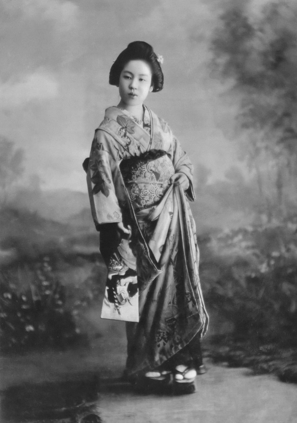an old photo of a woman in a kimono
