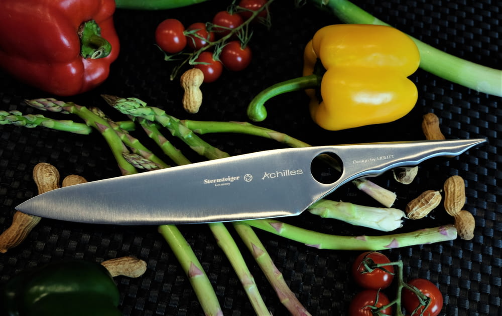un coltello seduto sopra un mucchio di verdure