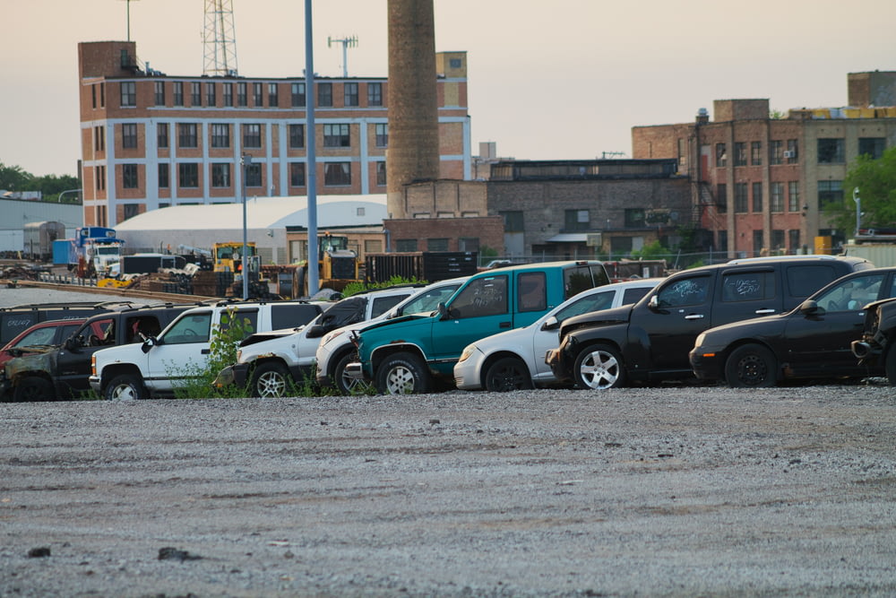 un parking rempli de nombreuses voitures garées