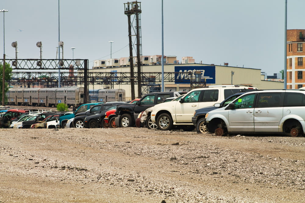 un parking rempli de nombreuses voitures garées