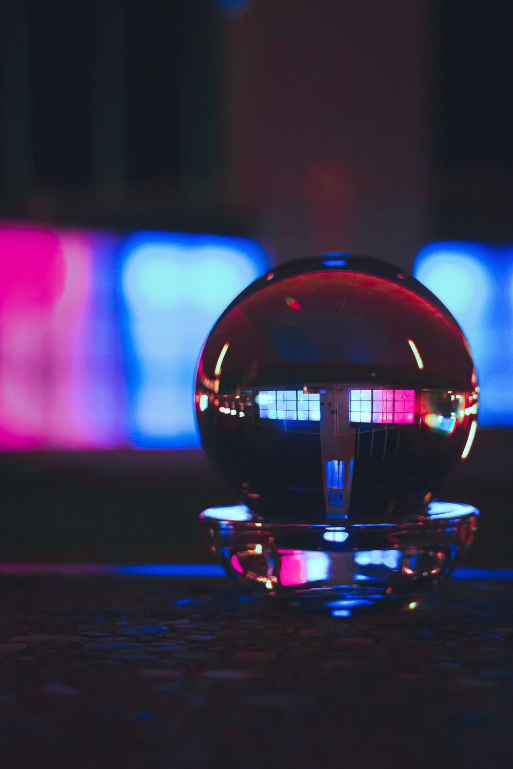 une boule de verre posée sur une table