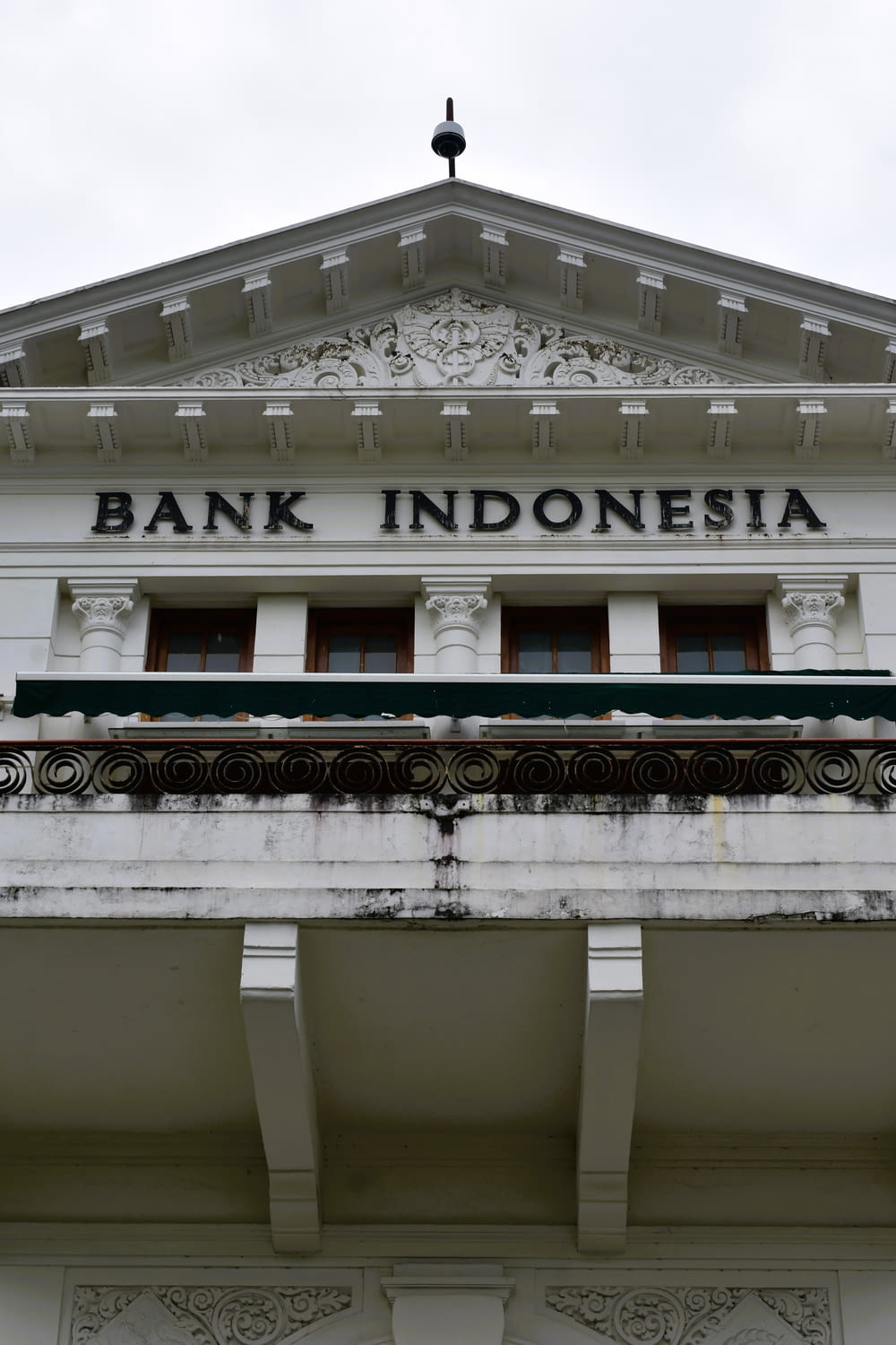 a building with a sign that reads bank indonesia