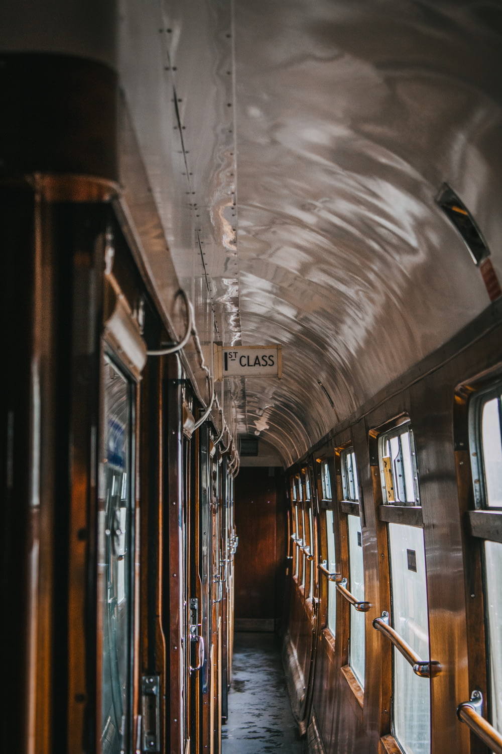 el interior de un vagón de tren con un letrero colgando del techo
