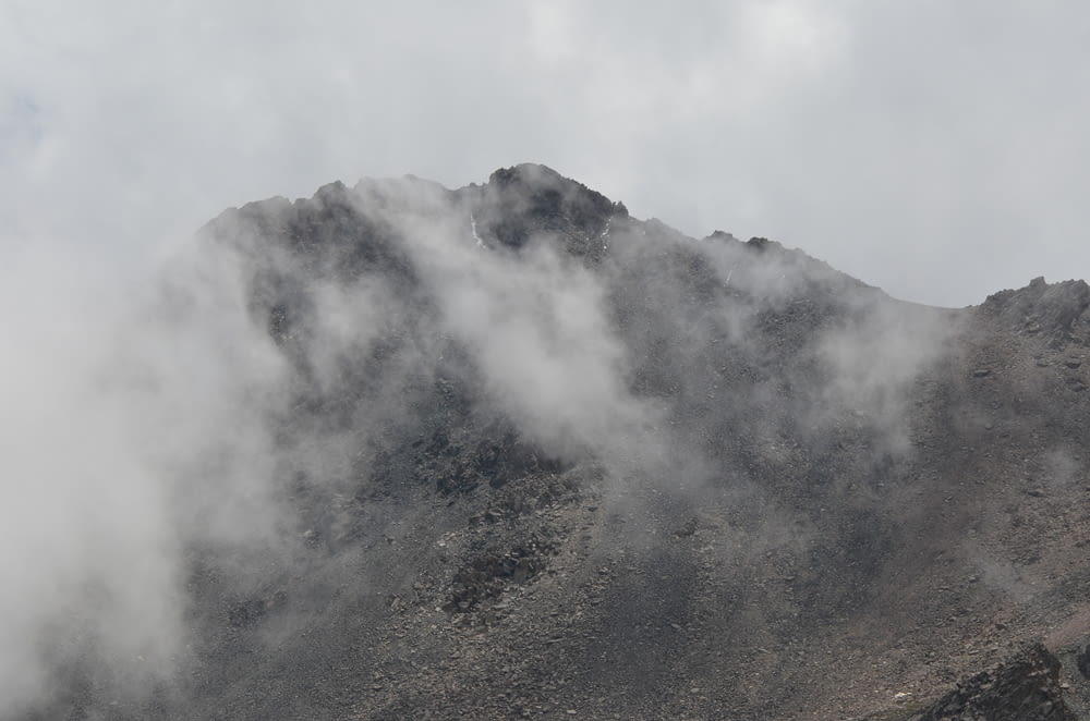 Ein Berg, der an einem bewölkten Tag in Nebel und Wolken gehüllt ist