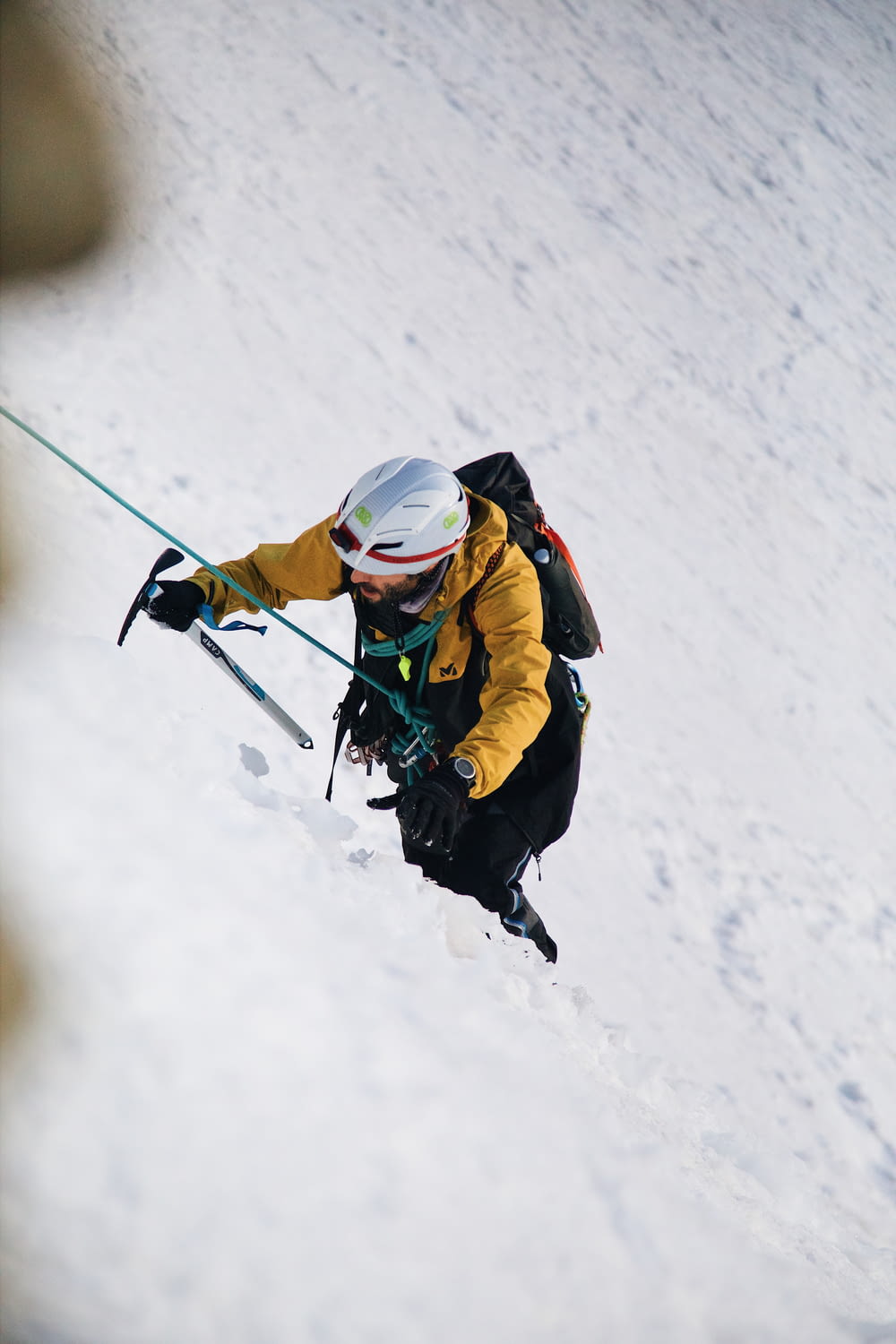 une personne sur des skis descendant une colline enneigée