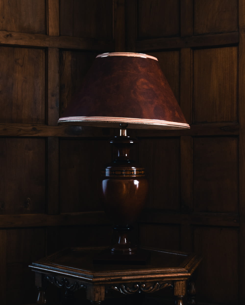 나무 탁자 위에 놓인 램프
