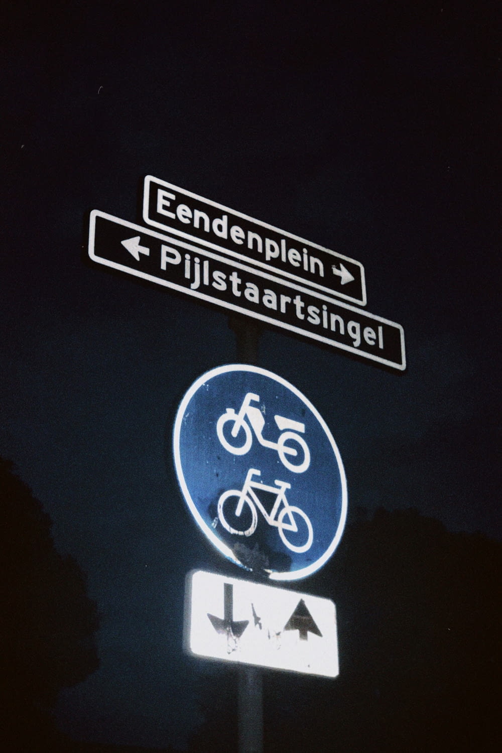 a street sign with a bicycle on it