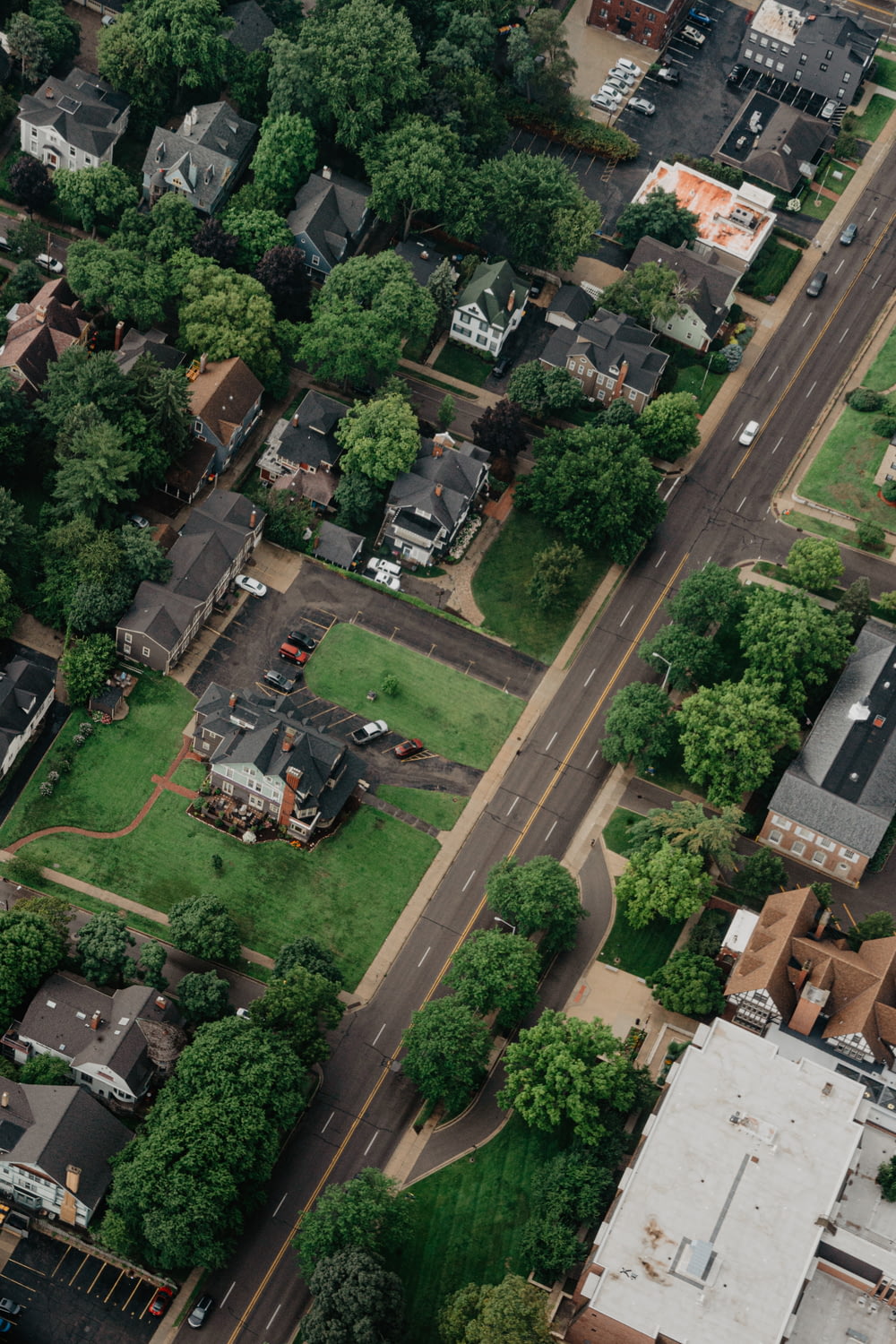 uma vista aérea de um bairro com muitas casas