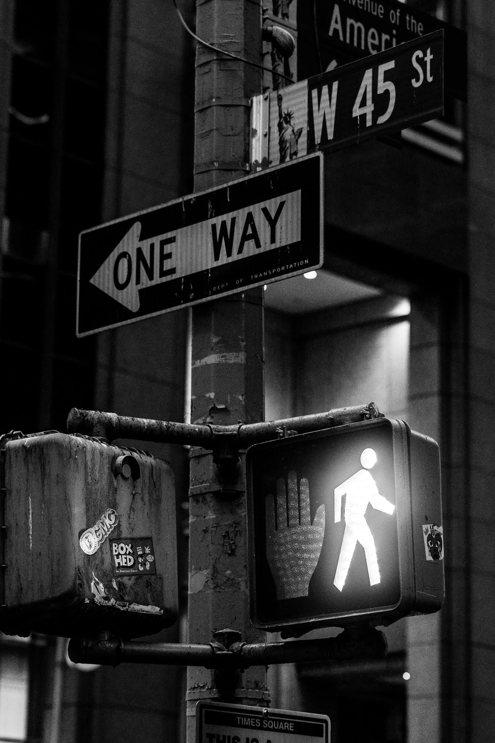 uma foto em preto e branco de um sinal de mão única