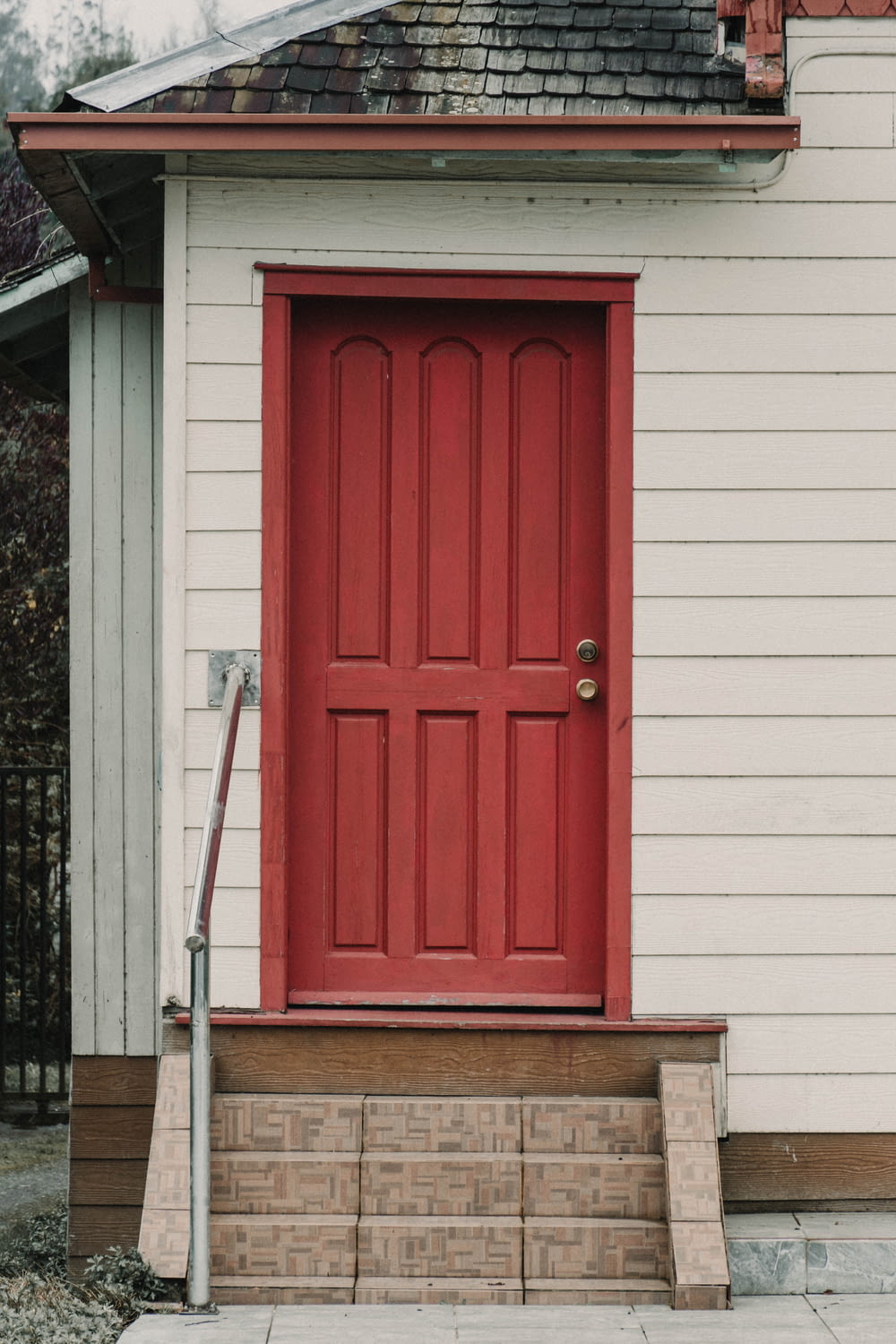 a red door is on a white house