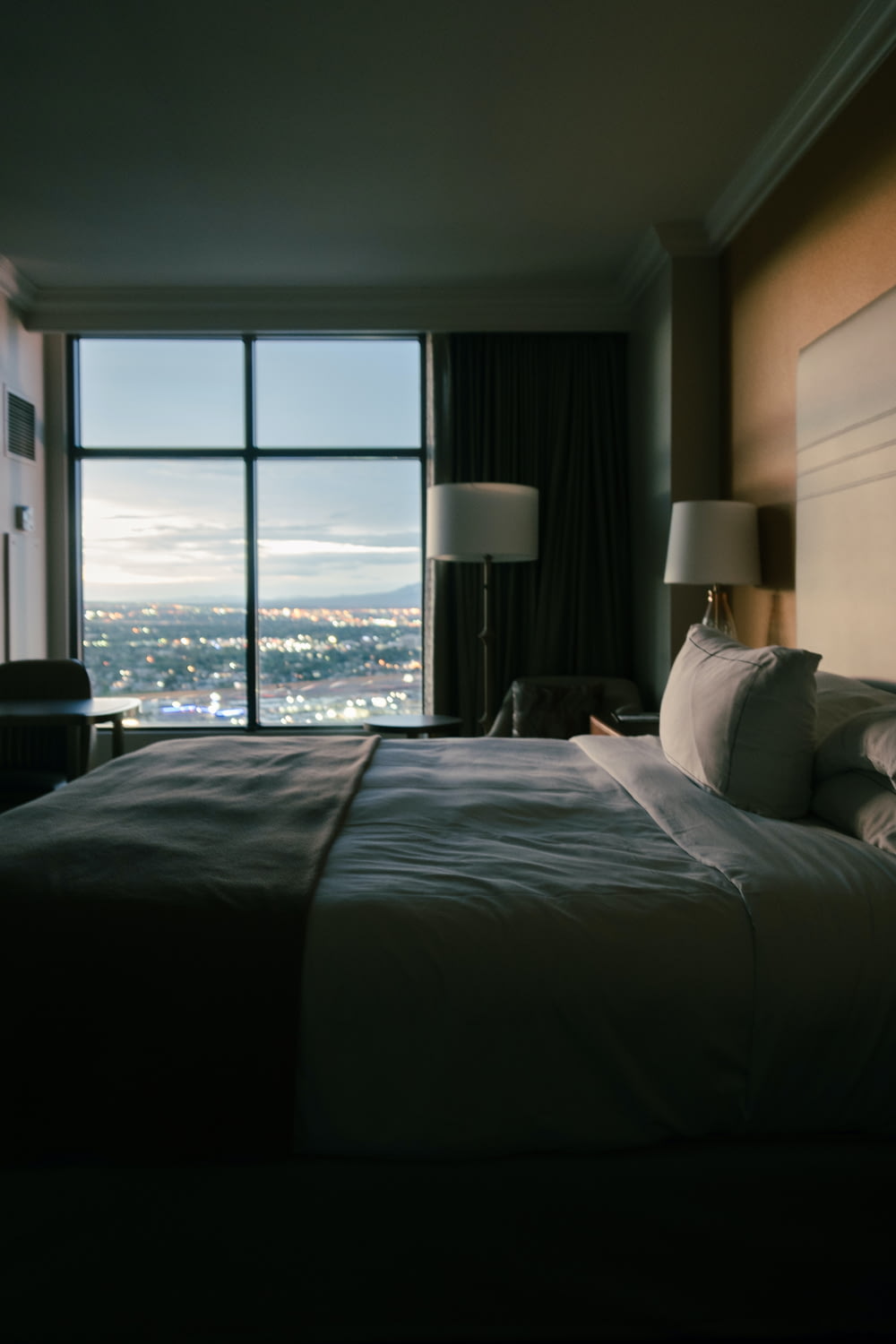 um quarto de hotel com vista para a cidade