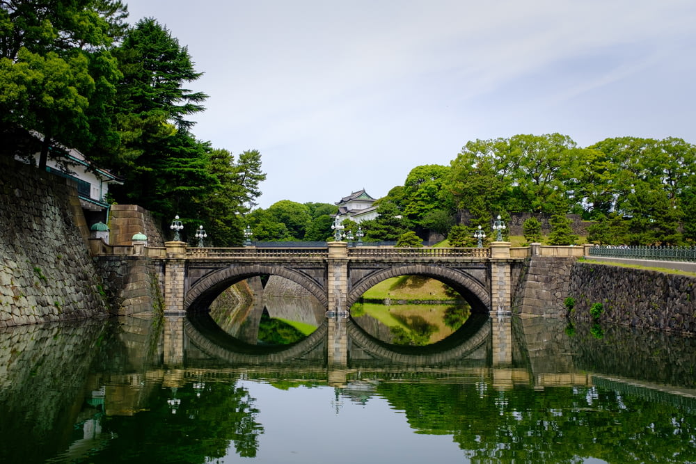 Eine steinerne Brücke über ein Gewässer