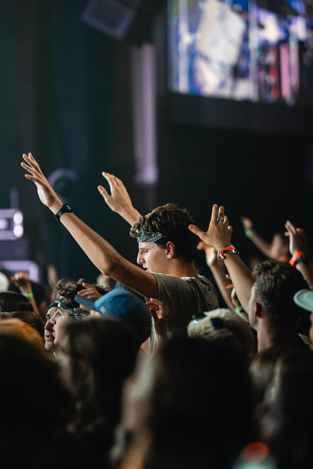 eine Menschenmenge bei einem Konzert mit den Händen in der Luft