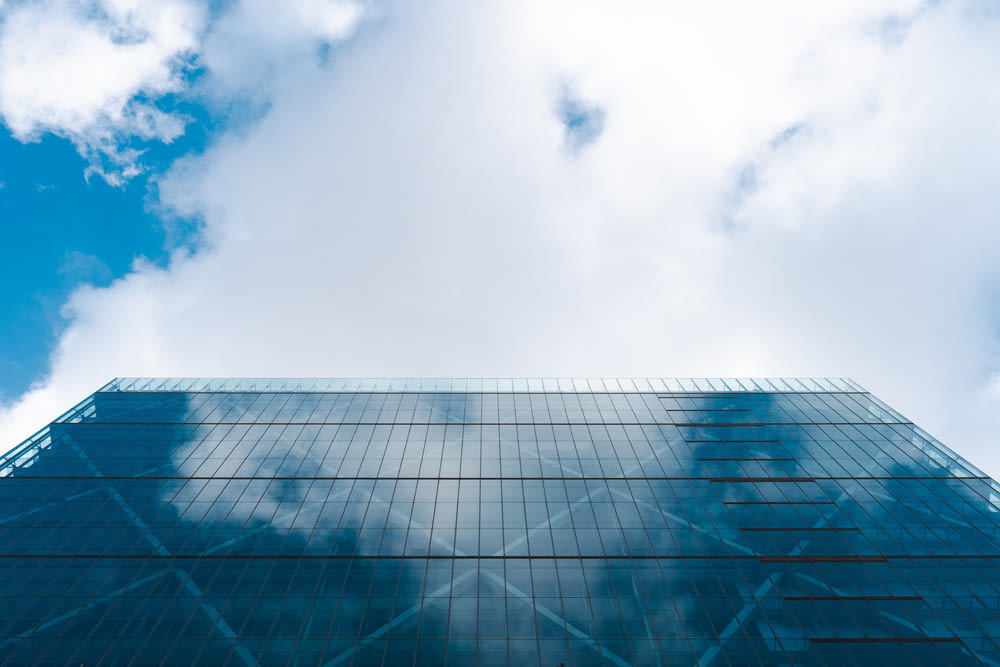 Ein hohes Glasgebäude mit einem Himmelshintergrund