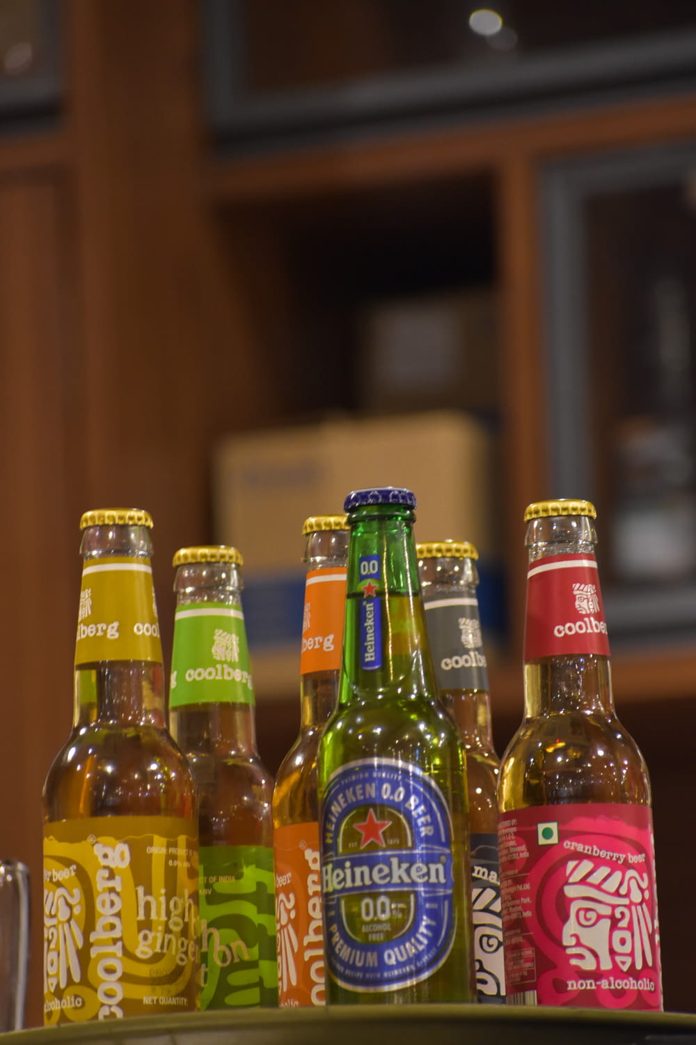 eine Gruppe von Bierflaschen, die auf einem Tisch sitzen