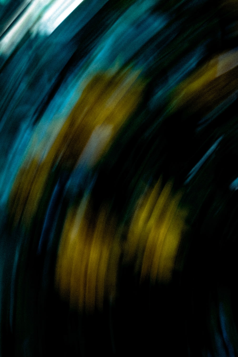 a blurry photo of a yellow and blue object
