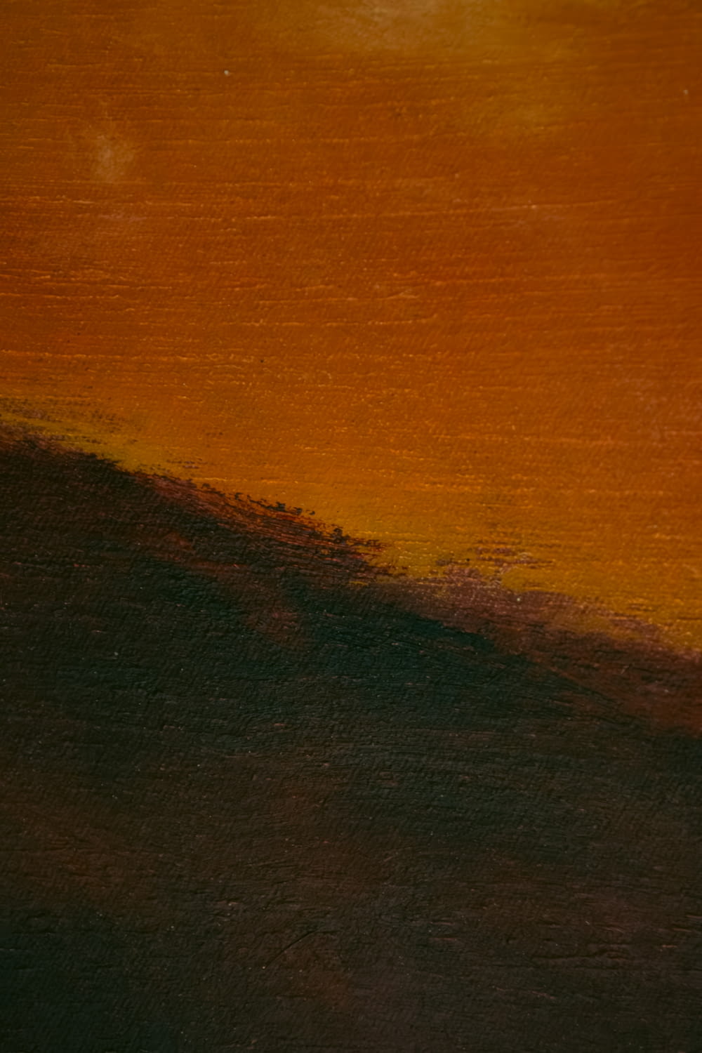 Una pintura de un cielo naranja y marrón