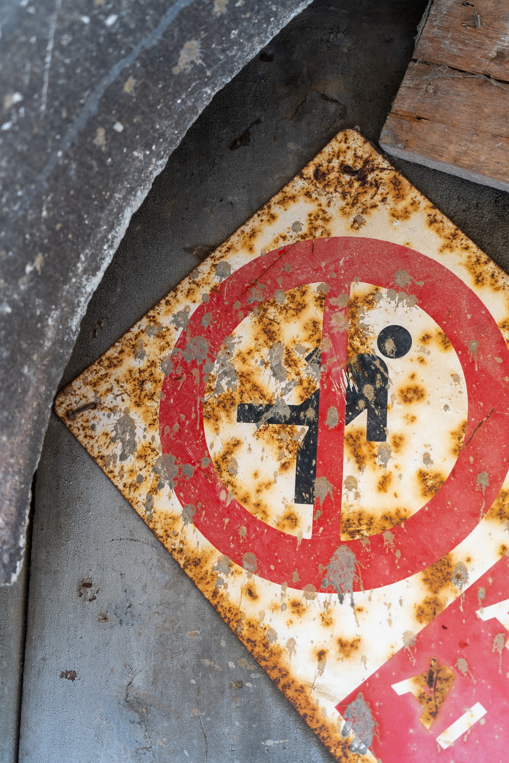 a rusted sign with a no left turn on it