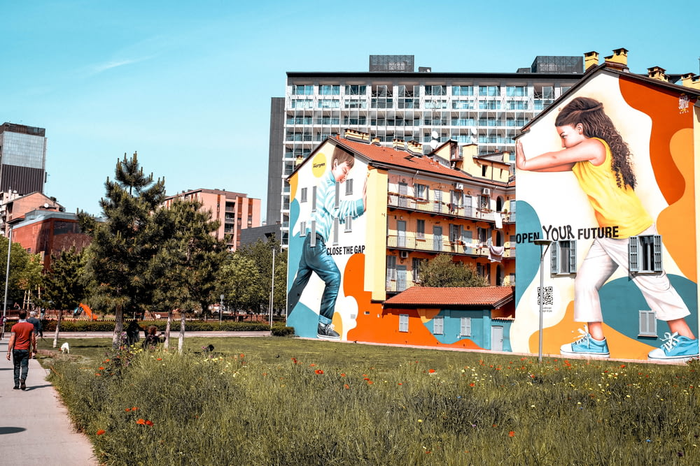 un bâtiment avec une peinture murale sur le côté