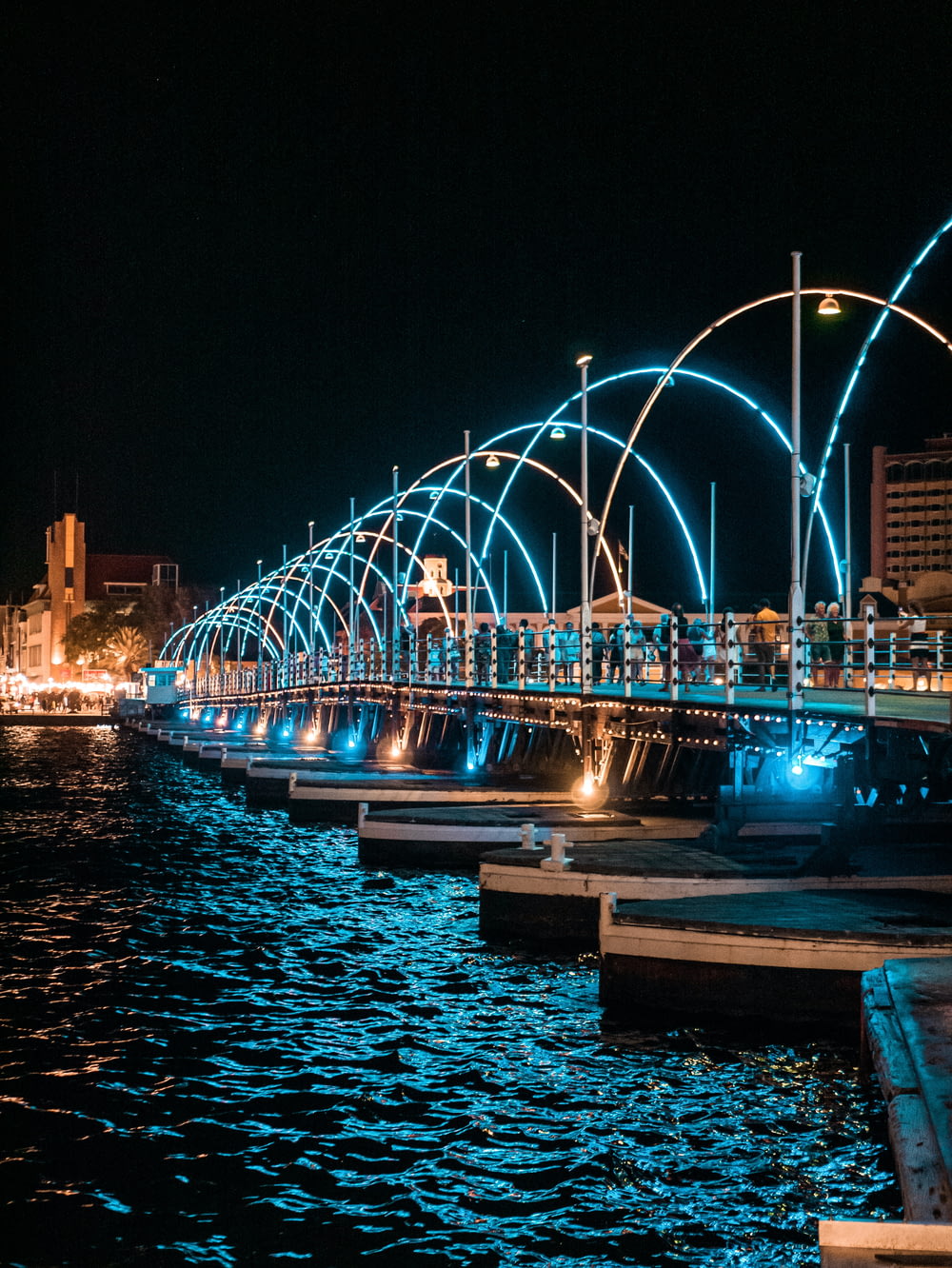 un lungo ponte su uno specchio d'acqua di notte