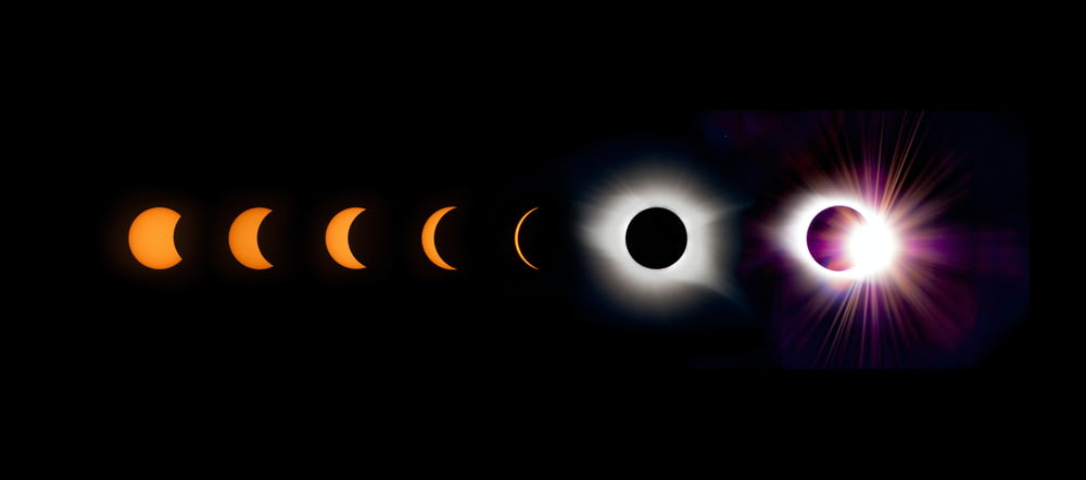 a solar eclipse is shown in the dark sky