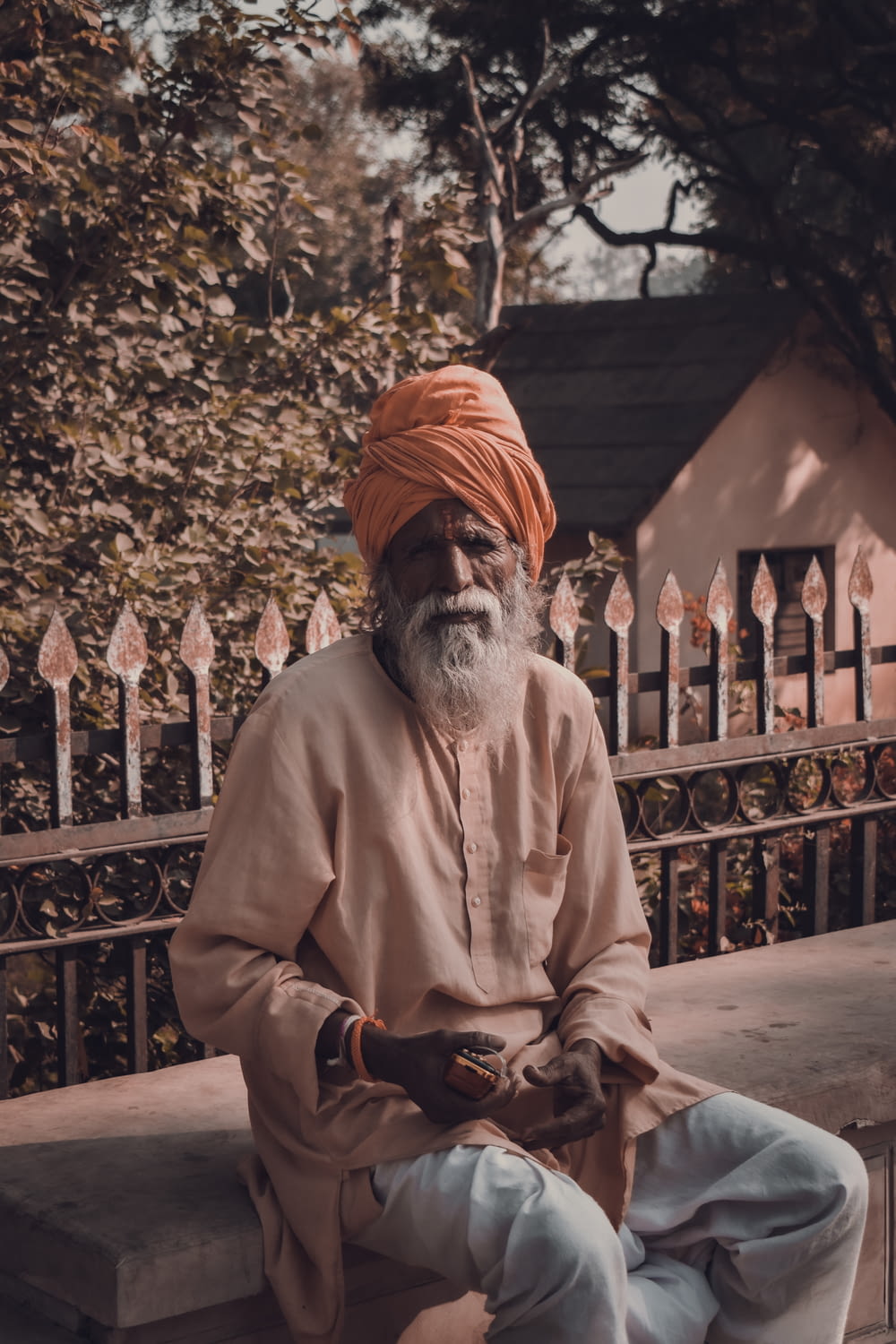 Ein Mann mit einem Turban sitzt auf einer Bank