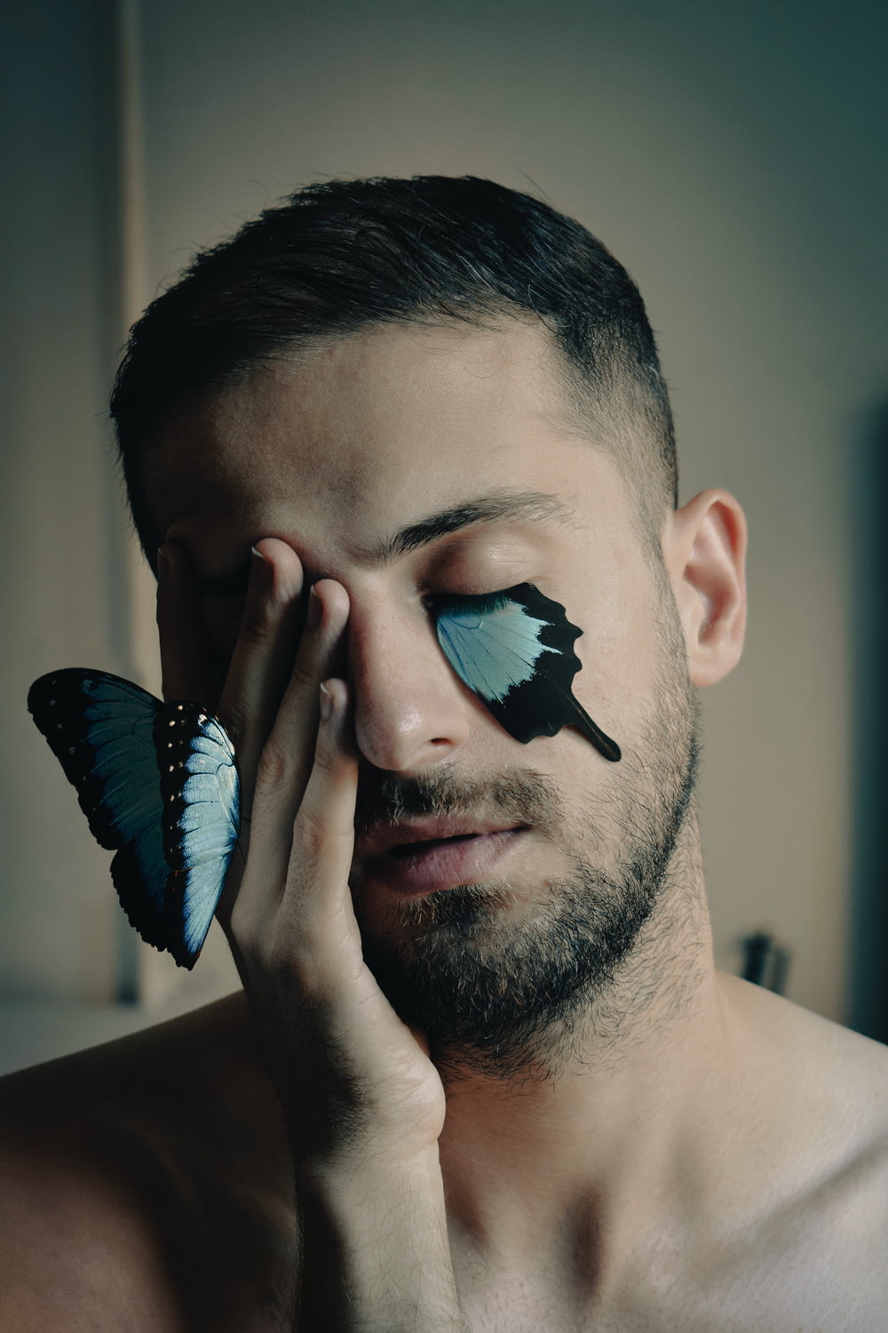 Un uomo con una farfalla dipinta sul suo volto