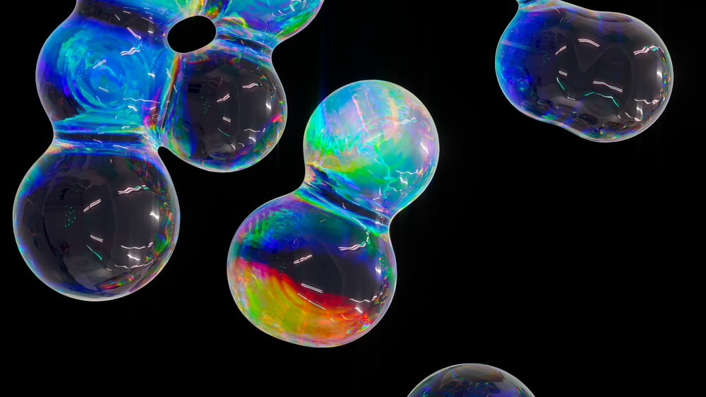 Un gruppo di bolle di sapone che fluttuano nell'aria