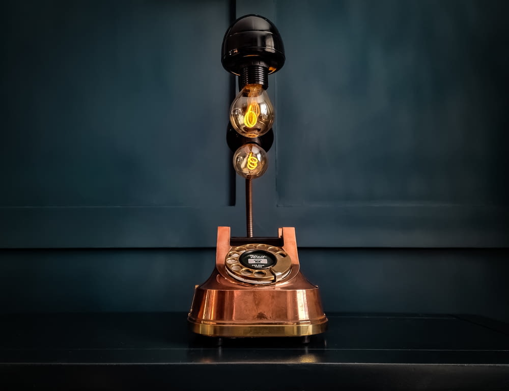 Ein altmodisches Telefon liegt auf einem Tisch