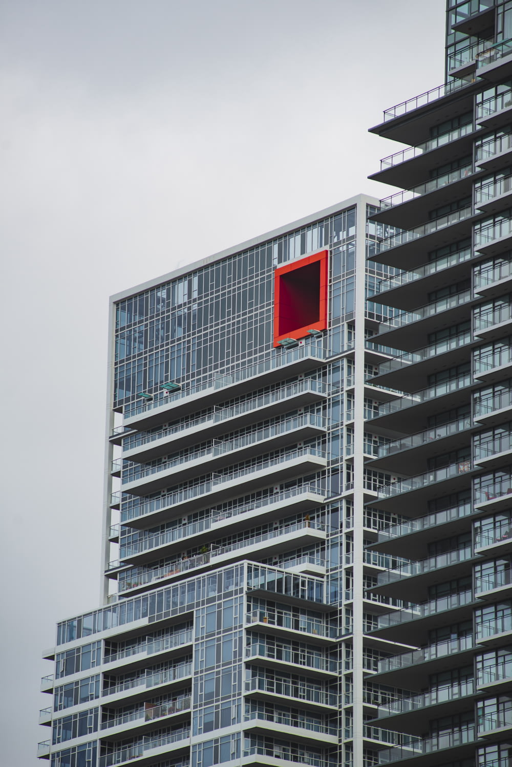 중앙에 빨간 사각형이 있는 고층 건물