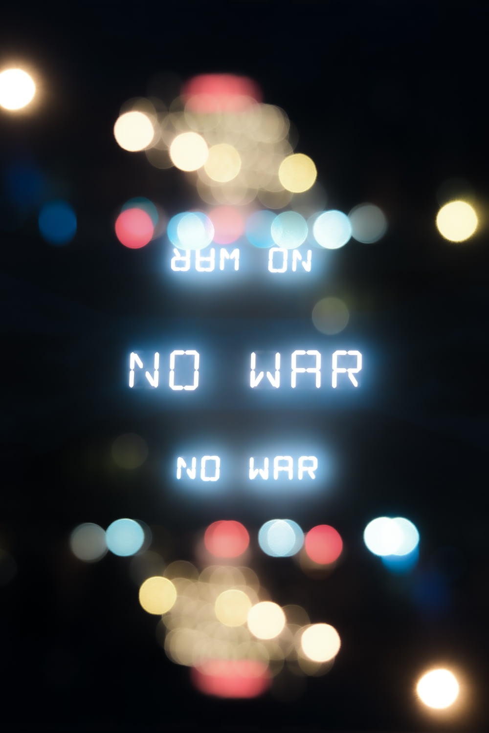 Una foto sfocata di un cartello che dice No War