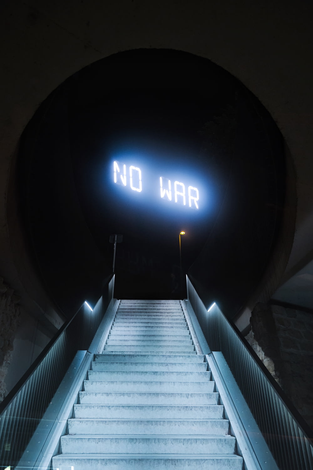 Un conjunto de escaleras que conducen a un letrero que dice no a la guerra