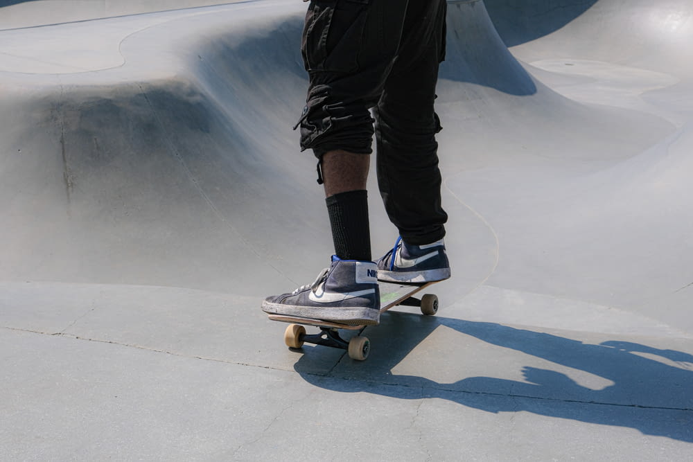 una persona che cavalca uno skateboard in uno skate park
